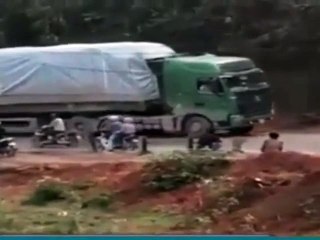 OMG!!! Overload Vehicle Falls Off