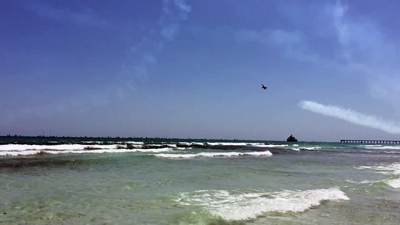 La patrouille des Blue Angels souffle une plage ! Vidéo Dailymotion