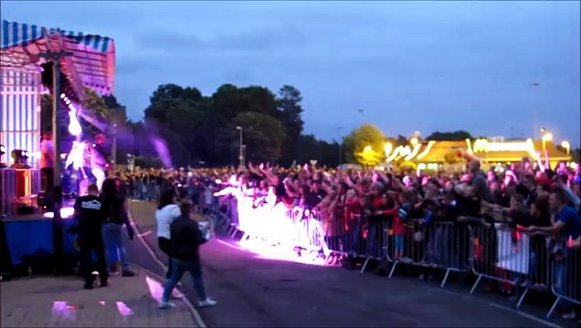 A Lens le 13 juillet, la discothèque en plein air a fait danser le public sur les tubes des années 80