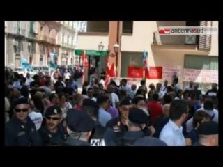 TG 10.07.15 La Giunta s'insedia a Taranto fra le proteste, Emiliano rimedia un calcione