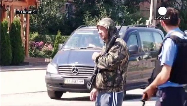 Poroshenko pide el desarme de los grupos armados ilegales en Ucrania