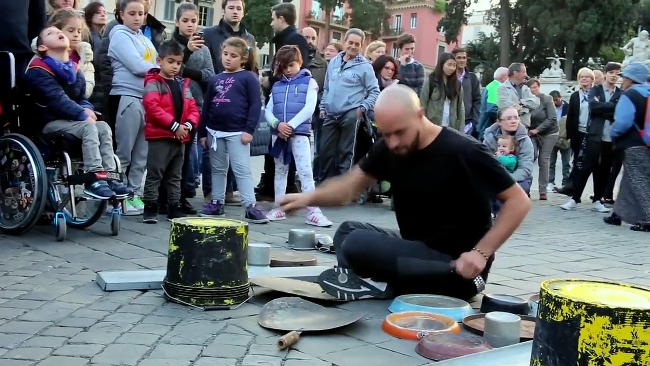 Il fait de la musique techno avec des objets en ferraille dans une rue de Rome