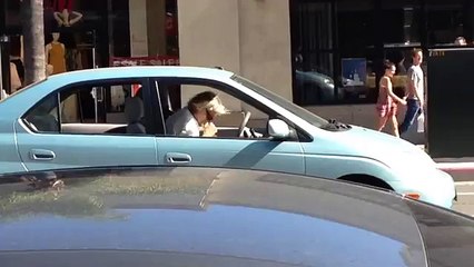Voila un automobiliste qui a tout compris et ne se prend pas la tête avec les bouchons