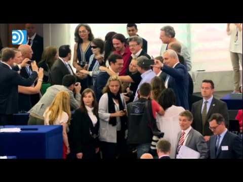 Alexis Tsipras le hace 'la cobra' a Pablo Iglesias en el Parlamento Europeo