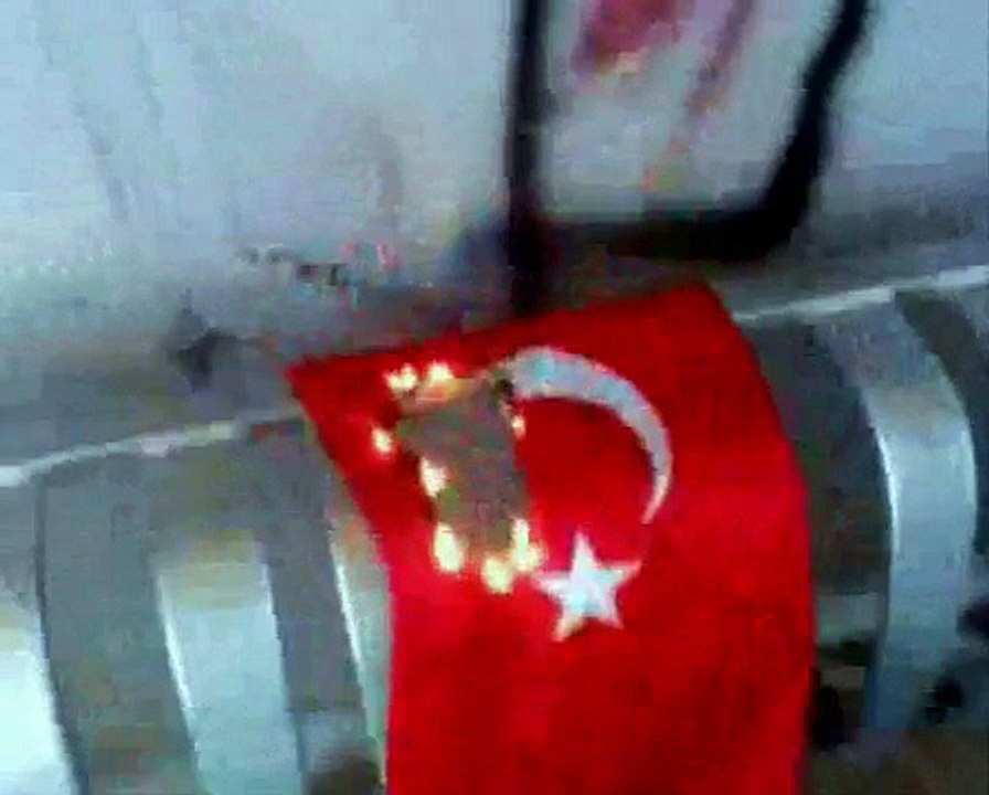 EIN KURDE VERBRENNT DIE TÜRKISCHE FLAGGE UND PISST SIE AUS !!!!!