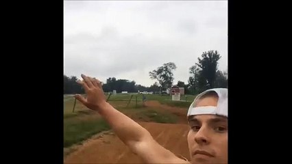 Faire un high five avec une motocross en plein saut