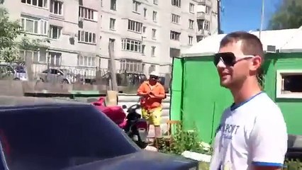 Arabasının önüne park eden araca bakın ne yaptı