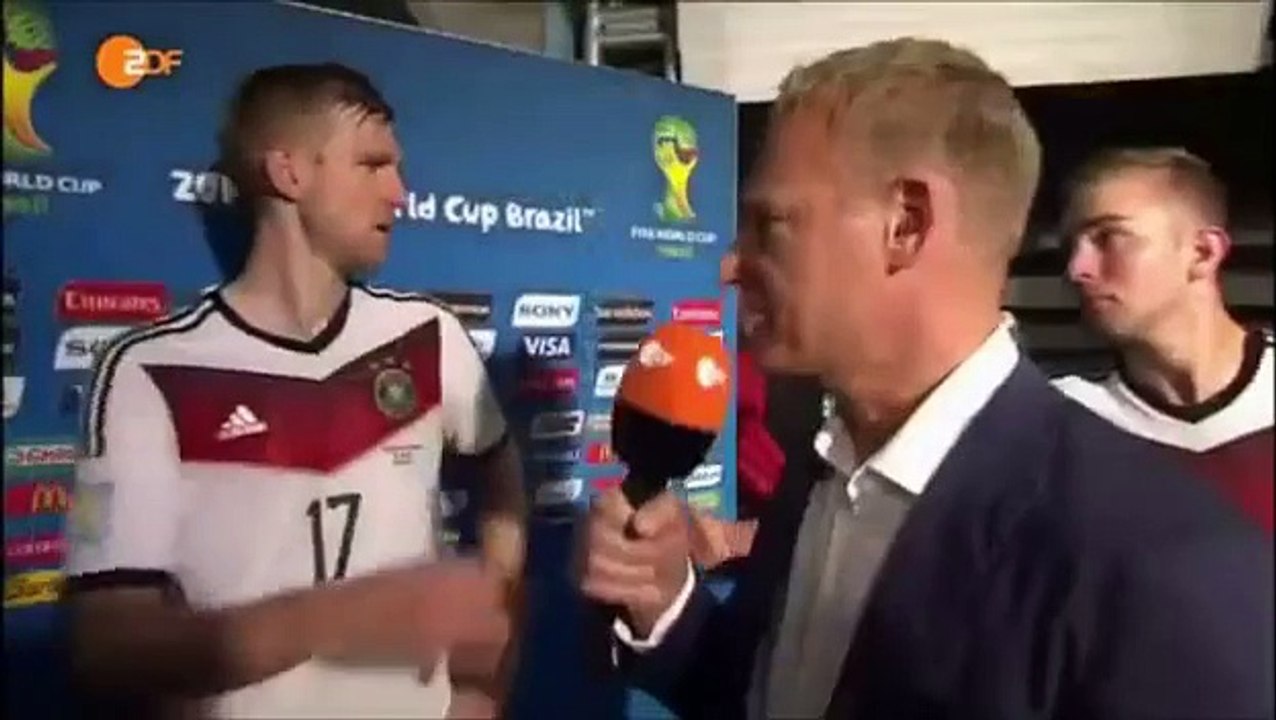 WM 2014 Kult-Interview mit Weltmeister Per Mertesacker nach dem Achtelfinale Deutschland-Algerien
