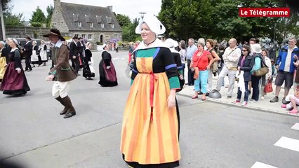 Download Video: Carhaix. Le défilé de Bagadañs attire la foule