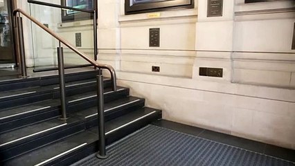 Elle est sur une chaise roulante arrive à monter les marches