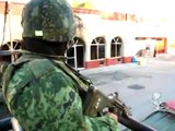 Narcos usan tácticas de guerrilla urbana y vehículos artillados