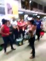 Mujeres se pelean mientras hacían una cola en tienda de San Cristóbal