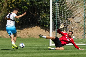 Face à la main ferme de Pelé, Ocampos improvise