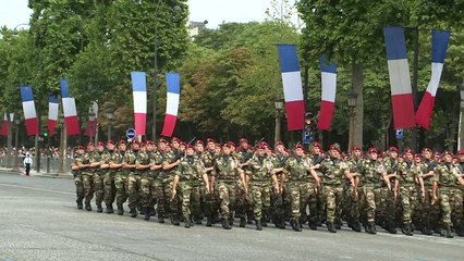 14 juillet: saut de parachutistes en animation de clôture