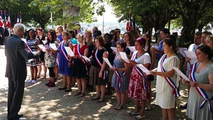 La Fava interprète "La Marseillaise" lors de la cérémonie du 14 juillet 2015 à Périgueux..