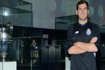 Télécharger la video: Casillas ya viste la camiseta del Oporto