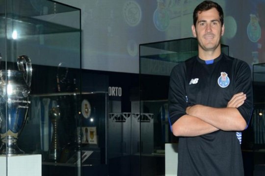 Casillas ya viste la camiseta del Oporto