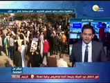 متظاهرون يرفعون الموز والجزم خلال وقفة إحتجاجية أمام سفارة قطر