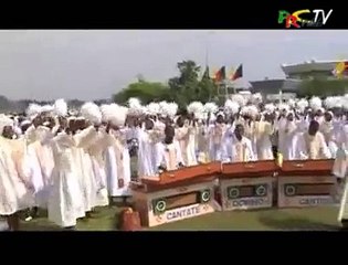 Ovation de sa Sainteté le Pape Benoit XVI à Yaoundé Cameroun