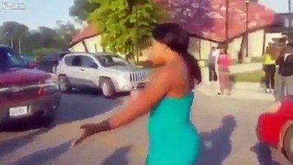 Captado en cámara: Cinco mujeres son arrolladas por vehículo durante discusión