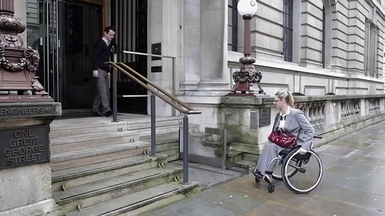 Cette Femme Handicapée Ne Peut Pas Monter Les Marches Mais Regardez Ce Qu'il Se Passe Quand Elle Appuie Sur Un Bouton!
