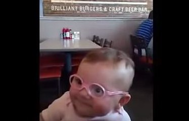 Así reaccionó una bebé al ver nítidamente a sus padres por primera vez