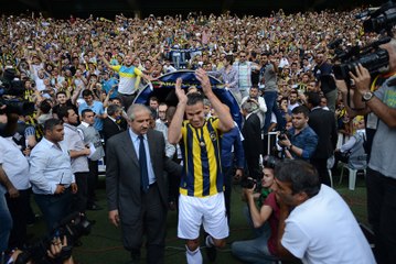 Van Persie é recebido com festa pela torcida do Fenerbahçe
