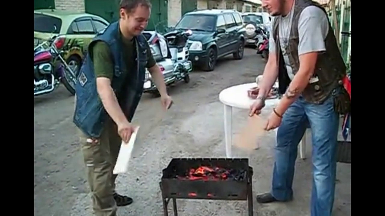 На шашлыках. Мангал