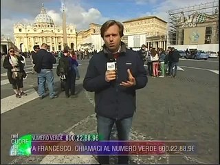 Скачать видео: Papa Francesco prega davanti alla tomba di Giovanni Paolo II