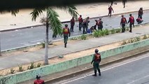 Funcionaria de la GNB usa su casco para golpear brutalmente a manifestante detenida