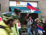 Serbische Anhänger feiern in Innsbruck das 1:0 gegen Deutschland, Fußball-WM 2010