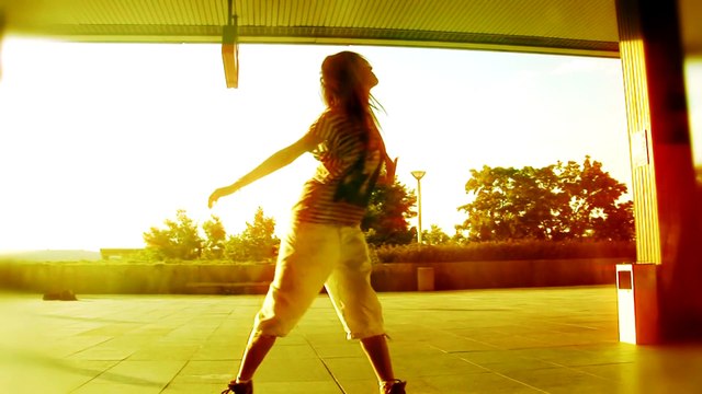 Ladies c-walk freestyle dubstep dance in Prague 2011 So Fly