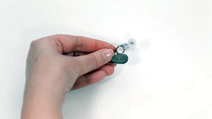 Change a Siemens hearing aid battery (BTE)