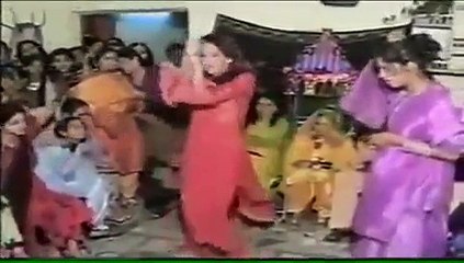 Leaked Video of Saba Qamar Dancing in House When She Was Young