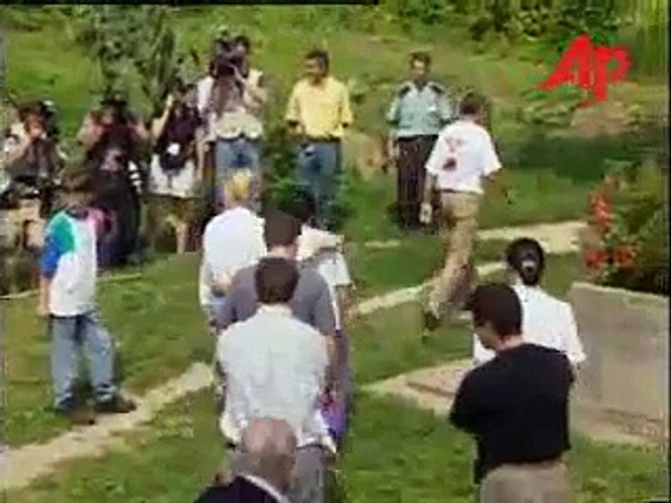 BOSNIA PRINCESS DIANA MEETS YOUNG LANDMINE VICTIMS