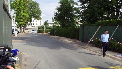 Sortie de Rachel Lambert du Chu de Reims après avoir été reçue par la direction