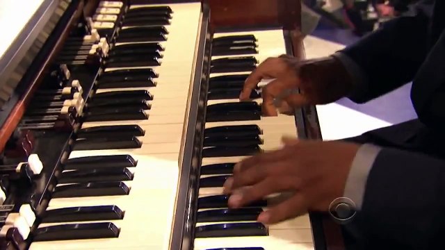 Bonnie Raitt, Tracy Chapman, Jeff Beck and Beth Hart - Sweet Home Chicago (2012)