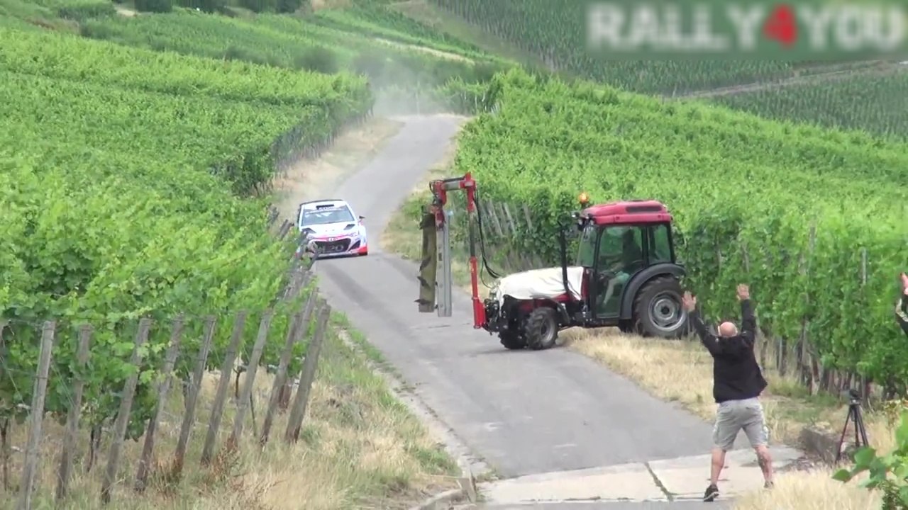 Un pilote de rallye évite de peu un tracteur pendant des essais