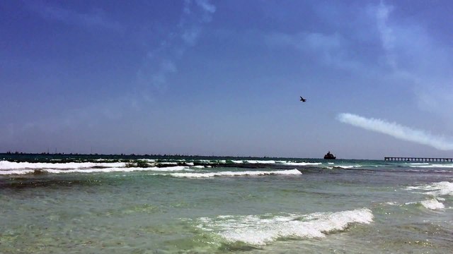 Quand les avions des Blue Angels survolent la plage, tous les parasols s'envolent!