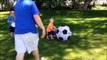 Un papa met son fils KO avec un ballon de foot géant... Oups!