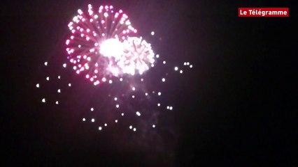 Paimpol. Des flambeaux au feu d'artifice