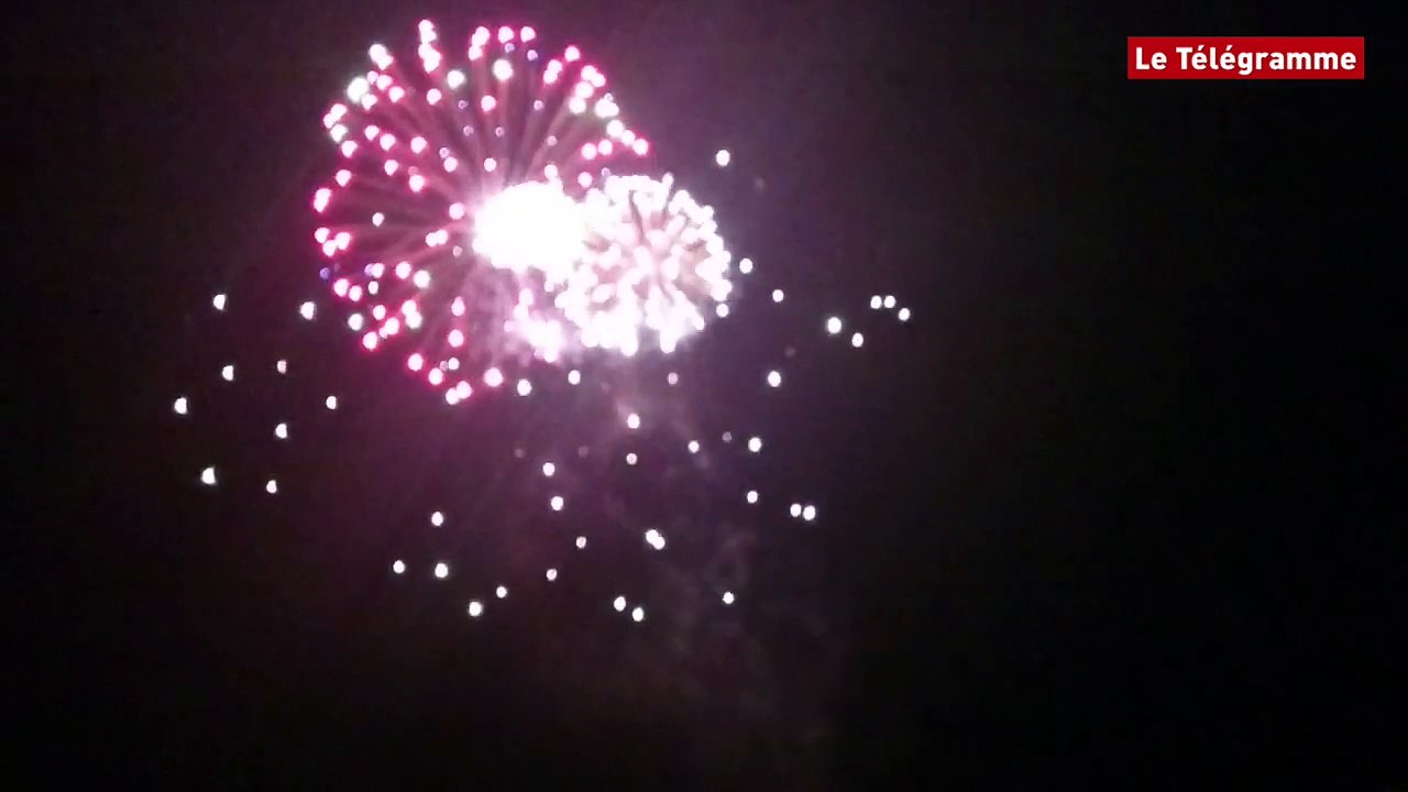 Paimpol. Des flambeaux au feu d'artifice