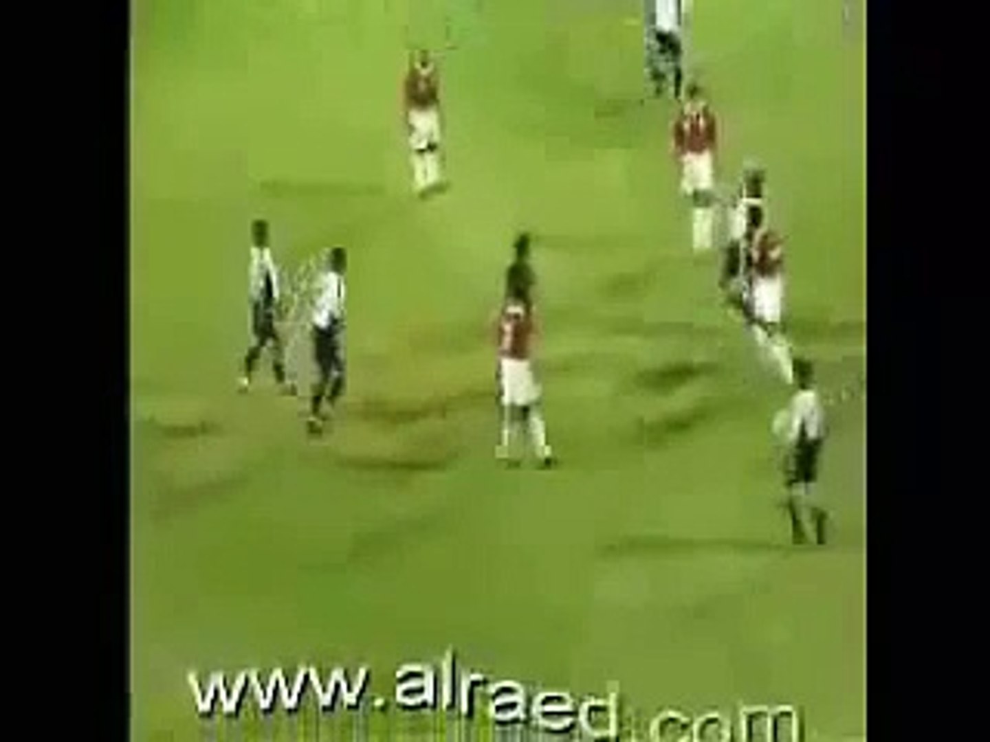 試合中の悲劇 異常行動のサッカー選手 突然何が起こったのか Video Dailymotion