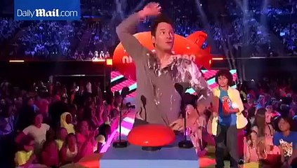 Angelina Jolie wins Kids' Choice Award...