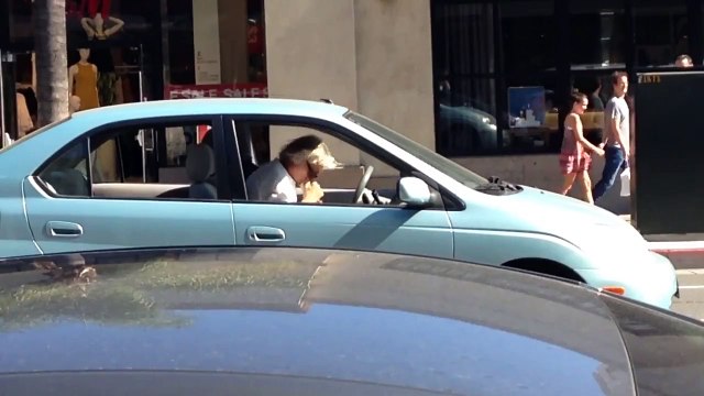 Il joue de la flûte pour patienter dans les bouchons