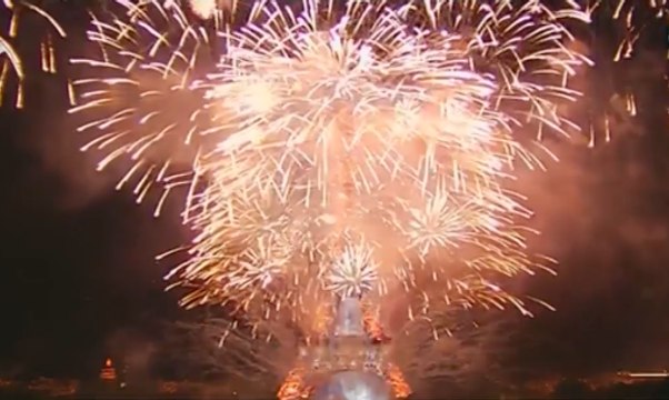 Le feu d'artifice du 14 juillet à Paris à travers nos télés, en 42 secondes