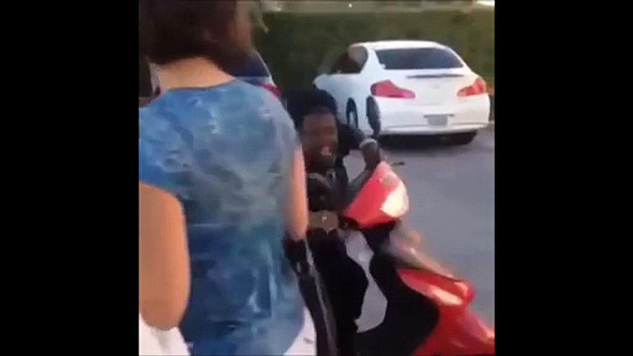 Un nain éclate son scooter contre un panneau
