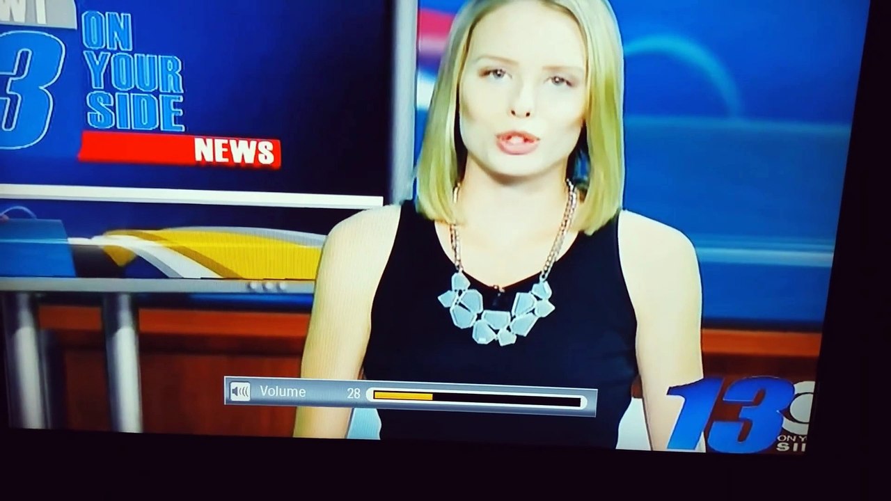 Un motard maîtrise un fou furieux qui l'agresse au feu rouge