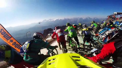 Megavalance 2015 : Des chutes spectaculaires à 100km/h en VTT sur un glacier