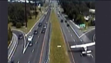 Etats-Unis : un petit avion atterrit sur une autoroute bondée